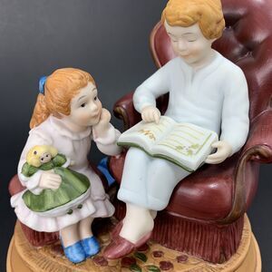 Vintage 1983 Avon Porcelain Figurine -Christmas Memories- Series 3rd Ed. Exc
